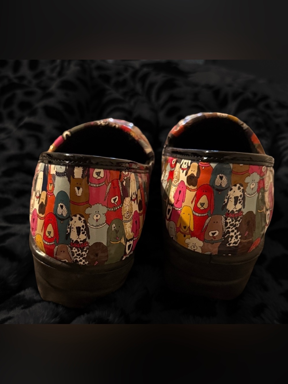 👟 Easy Works by Easy Street Lyndee Women’s Slip-Resistant Clogs | Dog Print | - Picture 4 of 5